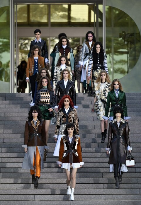 Ο οίκος Louis Vuitton παρουσίασε την συλλογή του στα βουνά της Ιαπωνίας, σε ένα διάσημο μουσείο