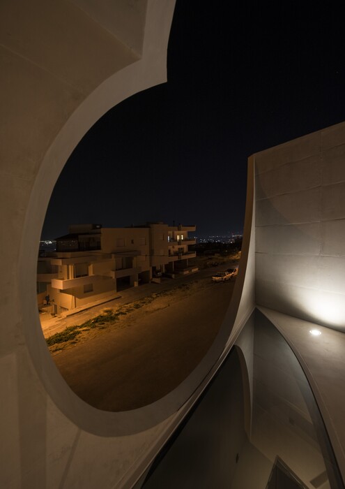 H εντυπωσιακή κατοικία με την καμπύλη οπή στην Κρήτη