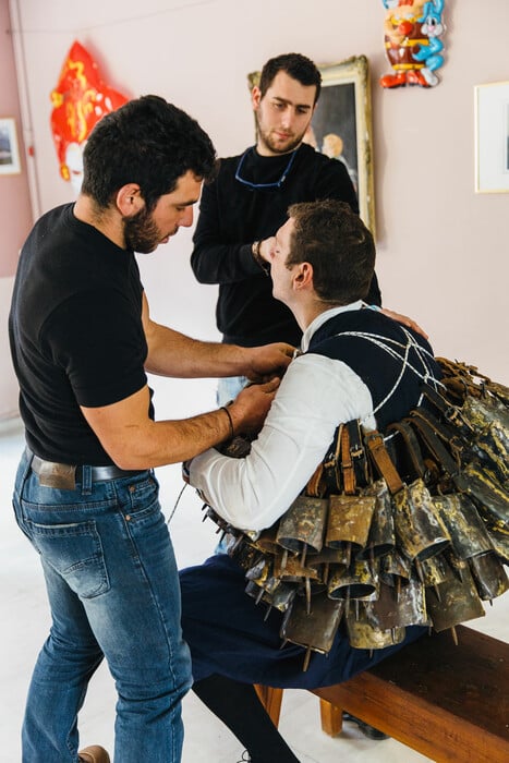 O Βασίλης Βασιλάκης (ή αλλιώς Μπαμπουλάς) εξηγεί πώς είναι να φοράς 120 κουδούνια