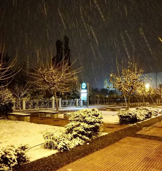 Οι Αθηναίοι βγήκαν νυχτερινή βόλτα στο χιόνι και φωτογραφίζουν την πόλη