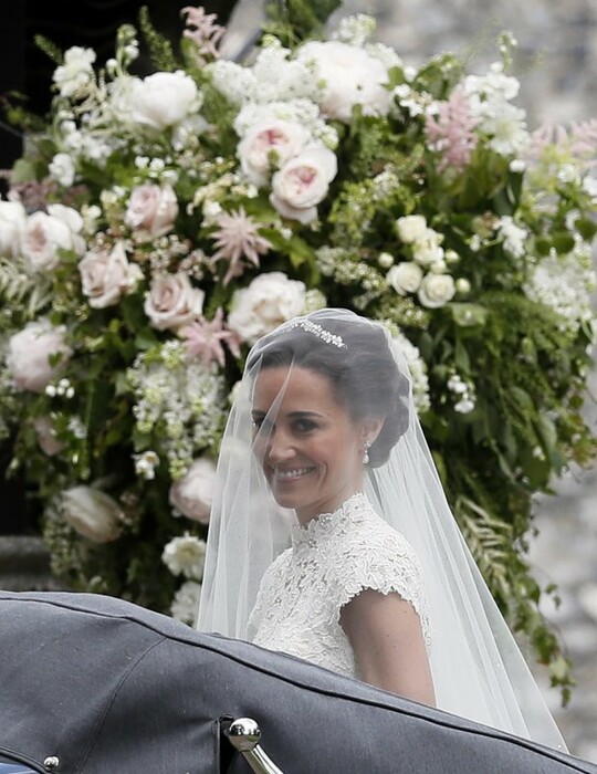 Ο λαμπερός γάμος της Πίπα Μίντλετον: Οι καλεσμένοι, το νυφικό, το πρώτο φιλί και το βασιλικό ζεύγος