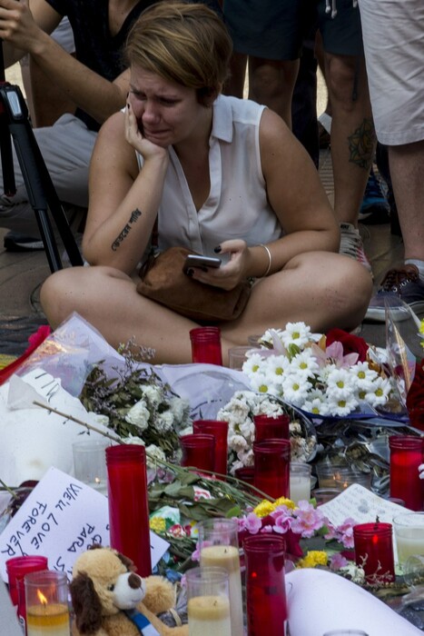 «Η Λα Ράμπλα κλαίει αλλά είναι ζωντανή»: Βαρύ πένθος και ερωτηματικά για την επίθεση- Θρηνούν οι οικογένειες που χωρίστηκαν βίαια από το θάνατο