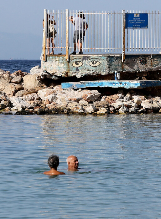 Κάνουν μπάνιο κανονικά στον Άλιμο - Σημερινές φωτογραφίες από την πλαζ