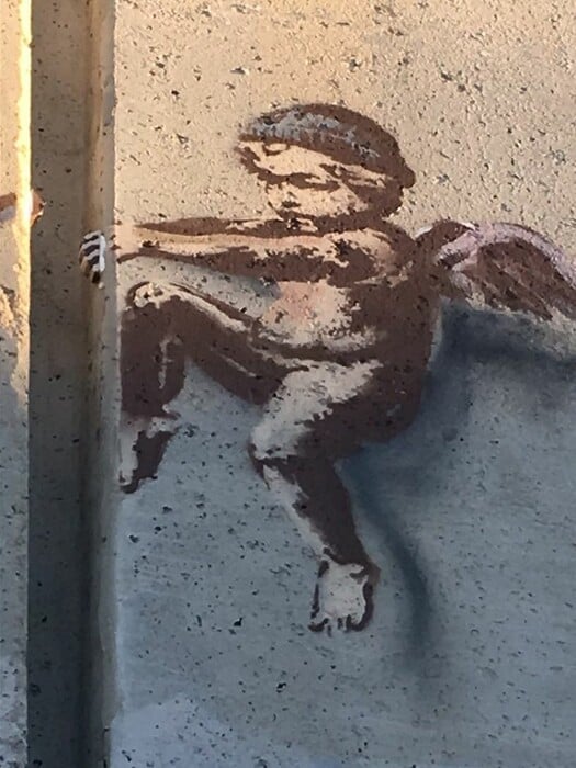 Το νέο έργο του Banksy στην Παλαιστίνη έρχεται να θυμίσει πως οι γιορτές δεν είναι χαρούμενες για όλους