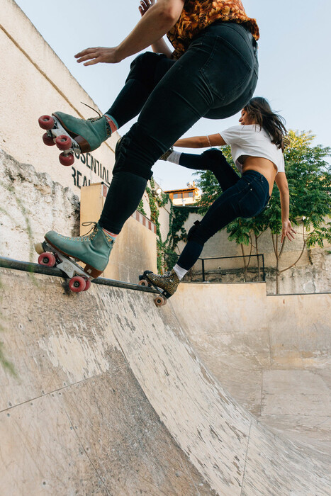 Chicks in Bowls: Koρίτσια με πατίνια στους δρόμους της Αθήνας