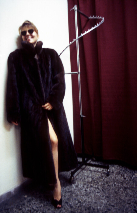 Η Μιμή Ντενίση λογοδοτεί για τις γούνες της στο Θέατρο Βρετάνια (1992)