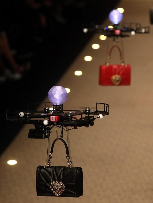 Οι Dolce & Gabbana κατέβασαν drones στην πασαρέλα και ζήτησαν από τις influencers να κλείσουν το Wi-Fi