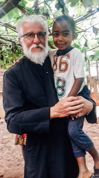 Ο κτηνίατρος Παναγιώτης Παπαϊωάννου έγινε ιεραπόστολος στη Μαδαγασκάρη για να προσφέρει αγάπη