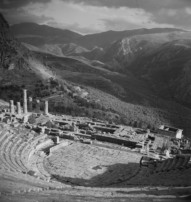 Το ανεκτίμητο φωτογραφικό αρχείο της Joan Leigh Fermor