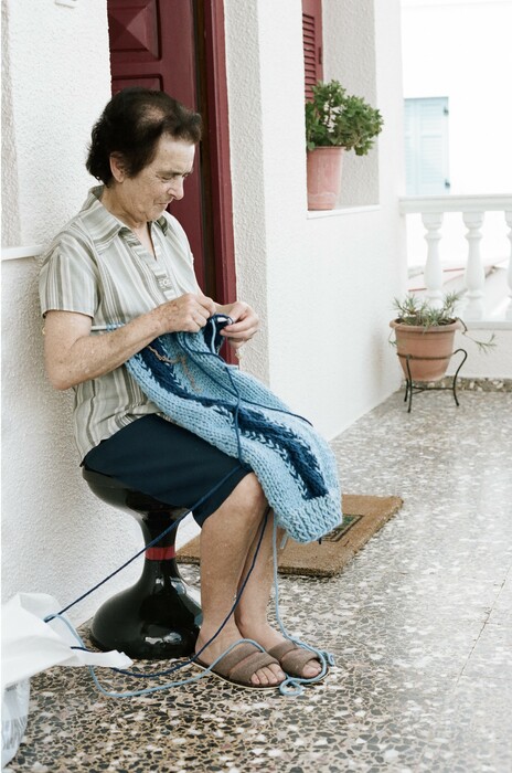 Ελληνίδες γιαγιάδες πλέκουν πουλόβερ στην Τήνο για ένα γαλλικό πρότζεκτ μόδας