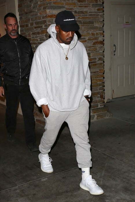 Yeezy και iPhone: Τα ιερά δισκοπότηρα του καταναλωτισμού σήμερα σαρώνουν την παγκόσμια αγορά - ταυτόχρονα