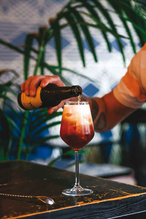 8 αθηναϊκά μπαρ προτείνουν από ένα signature cocktail για το καλοκαίρι