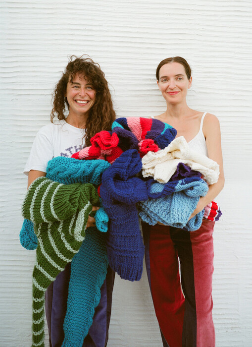 Ελληνίδες γιαγιάδες πλέκουν πουλόβερ στην Τήνο για ένα γαλλικό πρότζεκτ μόδας