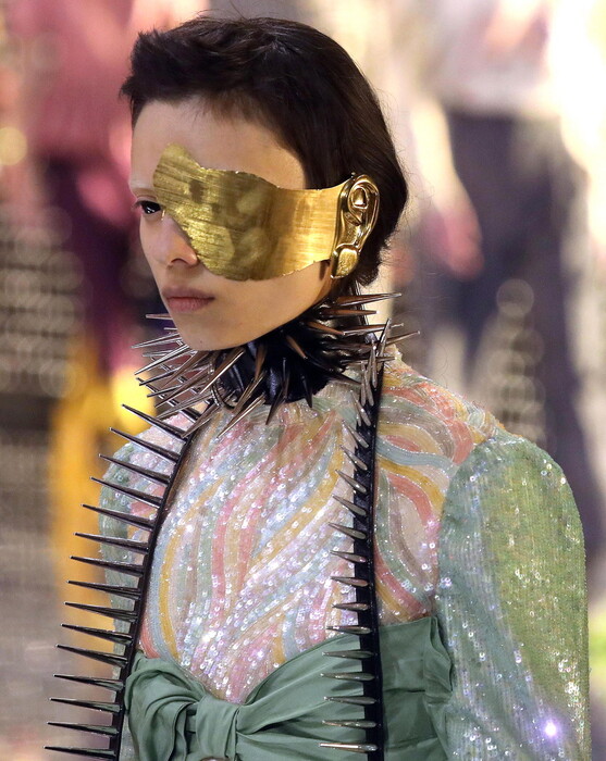 Gucci: Μάσκες με καρφιά και ντίσκο Αρλεκίνοι στο Μιλάνο