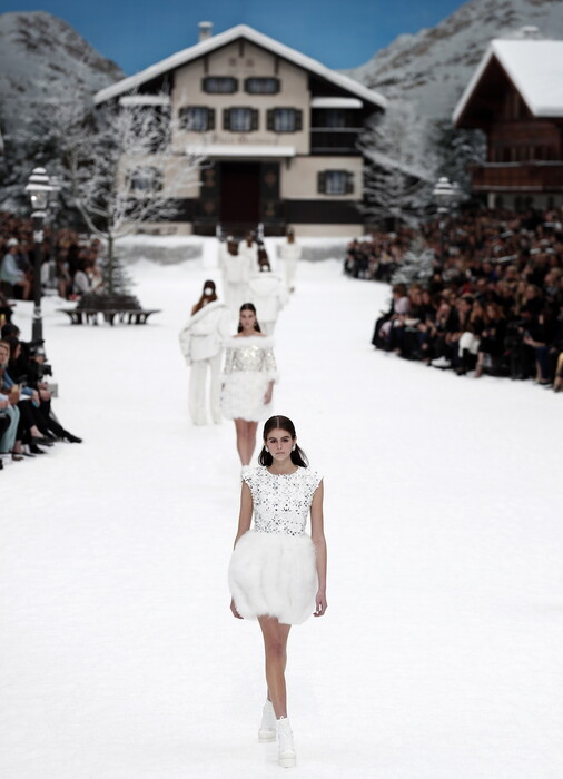 Chanel: Το μεγαλειώδες αντίο στον Καρλ Λάγκερφελντ σε ένα χιονισμένο σκηνικό στο Παρίσι