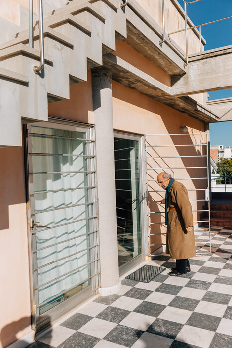 Ο Αλέκος Φασιανός ξεναγεί τη LiFO στο σπίτι και στο εργαστήριό του