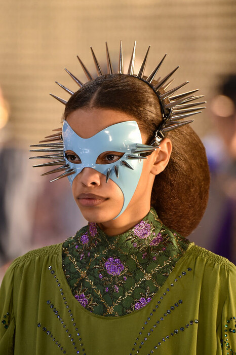 Gucci: Μάσκες με καρφιά και ντίσκο Αρλεκίνοι στο Μιλάνο