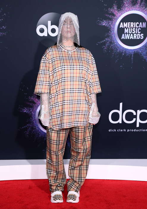 Το εκκεντρικό oversized στυλ της Billie Eilish