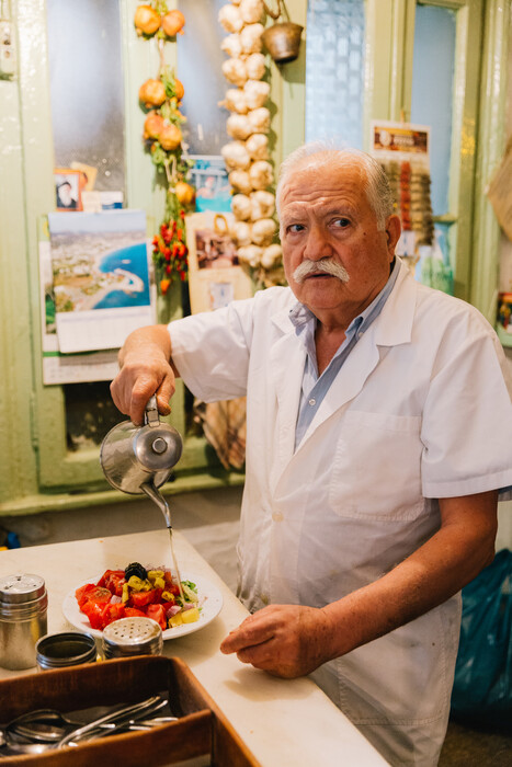 Δίπορτο: Πώς γίνεται το καπηλειό της οδού Θεάτρου να είναι ακόμα το πιο γνωστό μαγαζί στην Αθήνα;