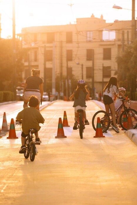 Μεγάλος Περίπατος της Αθήνας: Ποδήλατα, πατίνια και πεζοί «γέμισαν» τον πεζόδρομο - Φωτογραφίες