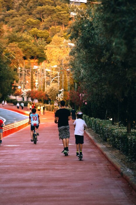 Μεγάλος Περίπατος της Αθήνας: Ποδήλατα, πατίνια και πεζοί «γέμισαν» τον πεζόδρομο - Φωτογραφίες
