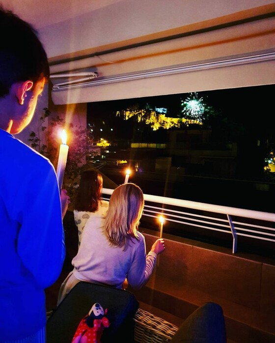 Όλη η Ελλάδα στα μπαλκόνια για την ξεχωριστή Ανάσταση - Κεριά, πυροτεχνήματα και φώτα σε κάθε γειτονιά