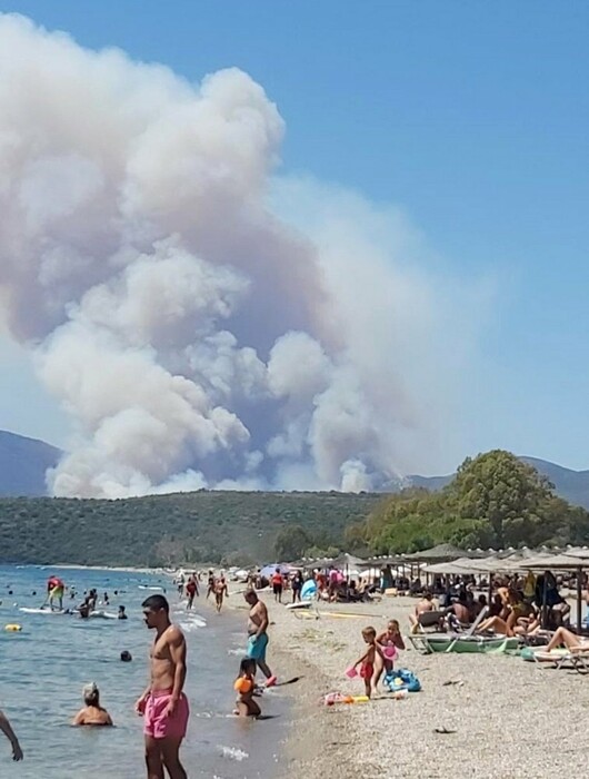 Ανεξέλεγκτη η φωτιά στη Μάνη: Εκκένωση οικισμών - Ορατοί από το Διάστημα οι καπνοί