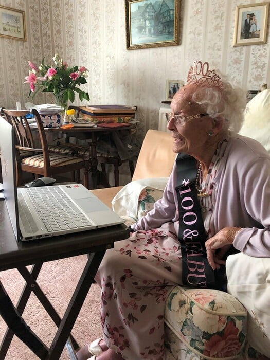 Η Δούκισσα του Κέιμπριτζ επέλεξε τις 100 κορυφαίες φωτογραφίες για τη διαδικτυακή έκθεση «Hold Still»