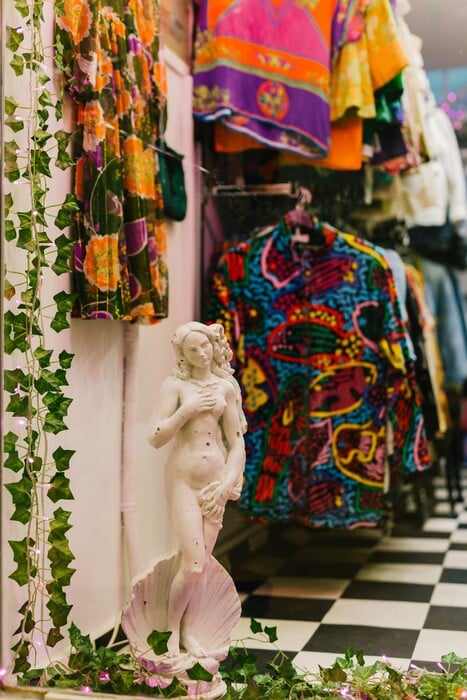 Thrift-shopping στην Αθήνα: Η επιστροφή των μεταχειρισμένων και vintage ρούχων