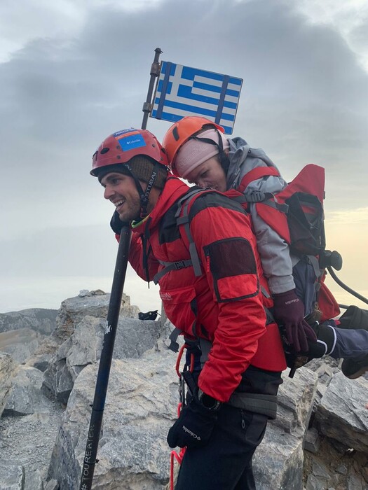 «Ήθελα πολύ να δω τον κόσμο από εκεί πάνω»-Συγκινεί η Ελευθερία που κατέκτησε τον Όλυμπο στην πλάτη του Μάριου