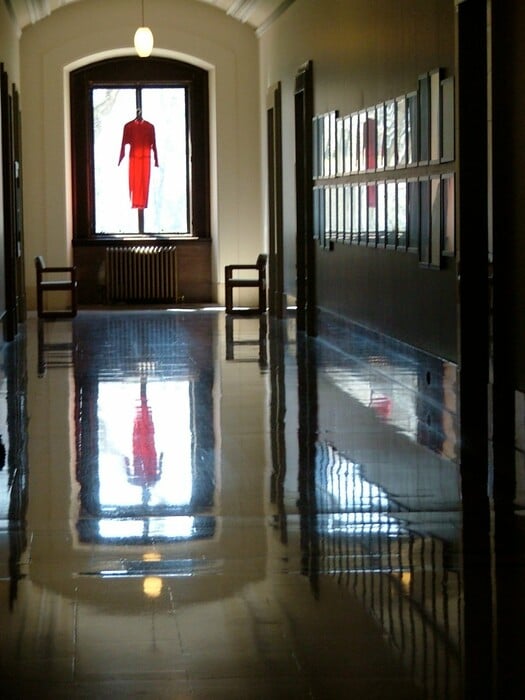 Τα κόκκινα φορέματα: Ένα σύμβολο για τις γυναίκες που αγνοούνται και δολοφονούνται