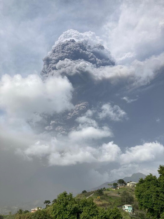 Έκρηξη ηφαιστείου στον Άγιο Βικέντιο: Χιλιάδες κάτοικοι εγκαταλείπουν τα σπίτια τους (ΕΙΚΟΝΕΣ)