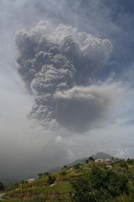 Έκρηξη ηφαιστείου στον Άγιο Βικέντιο: Χιλιάδες κάτοικοι εγκαταλείπουν τα σπίτια τους (ΕΙΚΟΝΕΣ)