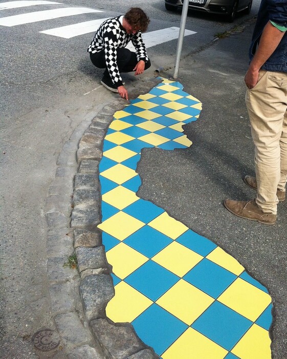 Τέχνη πεζοδρομίου: Ο street artist που «μπαλώνει» ρωγμές και λακούβες με πολύχρωμες ψηφίδες
