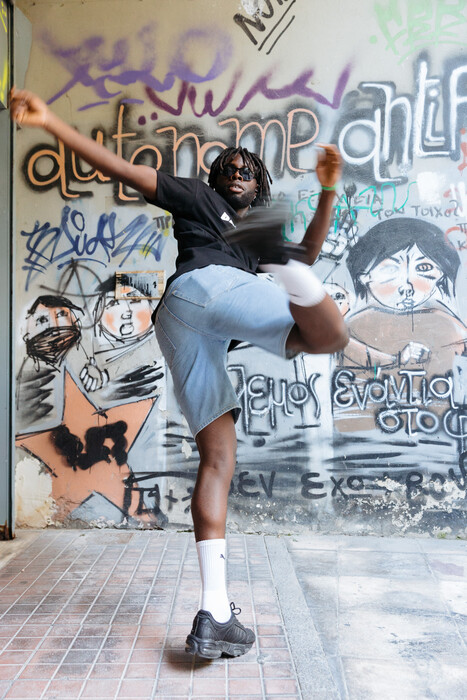 Οι no end χορεύουν αυθόρμητα στους δρόμους της Αθήνας