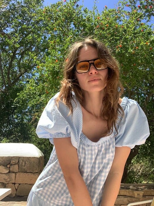 Μια Αυστραλή στην Αθήνα κάνει “trash chic” μόδα με τα παλιά μας σεντόνια και παπλώματα