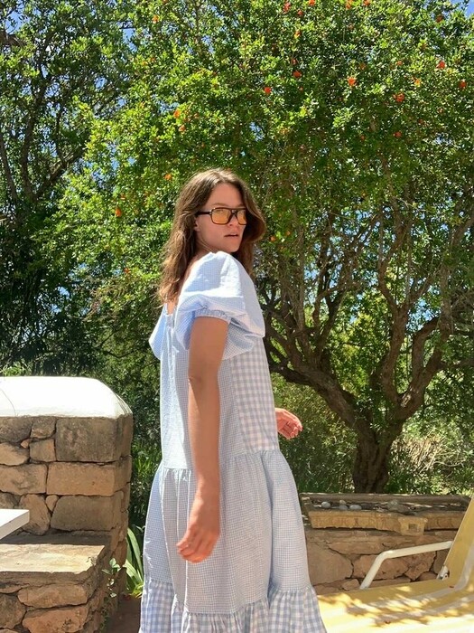 Μια Αυστραλή στην Αθήνα κάνει “trash chic” μόδα με τα παλιά μας σεντόνια και παπλώματα