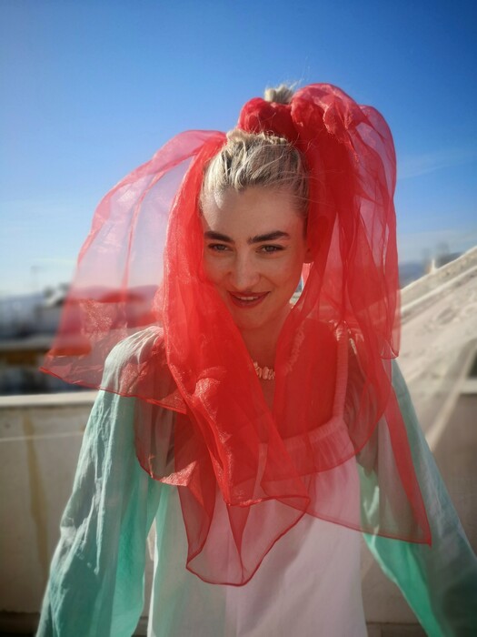 Μια Αυστραλή στην Αθήνα κάνει “trash chic” μόδα με τα παλιά μας σεντόνια και παπλώματα