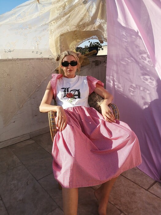 Μια Αυστραλή στην Αθήνα κάνει “trash chic” μόδα με τα παλιά μας σεντόνια και παπλώματα