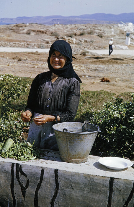 Γυναίκα μαζεύει φασόλια.