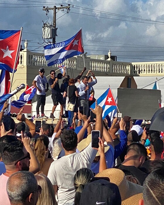 Διαδηλωτές στην Κούβα.