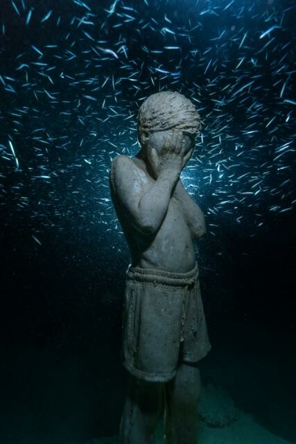 Τα βυθισμένα γλυπτά του Jason deCaires Taylor κοσμούν πλέον τα νερά της Αγίας Νάπας