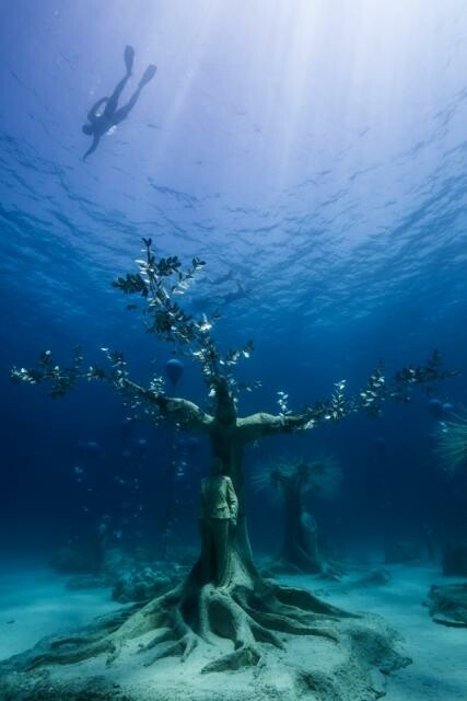 Τα βυθισμένα γλυπτά του Jason deCaires Taylor κοσμούν πλέον τα νερά της Αγίας Νάπας