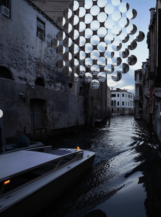 Τεράστιοι μεγεθυντικοί φακοί πάνω από τα κανάλια της Βενετίας