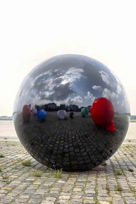 Ντύσε τη μπάλα: Το μουσείο μόδας της Αμβέρσας συνδέει την τέχνη με μια δημόσια εγκατάσταση τέχνης