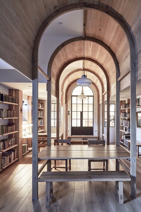 Μια υποδειγματική βιβλιοθήκη σε ένα αγγλικό υποστατικό μεταμορφώνει το τοπίο