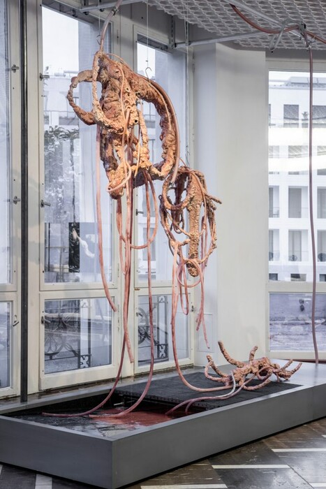 Ο κόσμος των τεράτων και των οραμάτων του H.R. Giger και της Mire Lee σε μια έκθεση στο Schinkel Pavilion