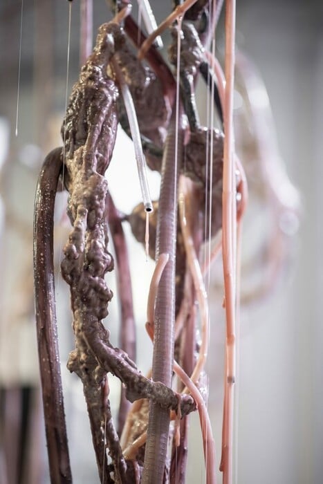 Ο κόσμος των τεράτων και των οραμάτων του H.R. Giger και της Mire Lee σε μια έκθεση στο Schinkel Pavilion