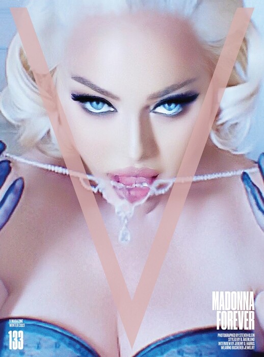 H Μαντόνα γίνεται Μέριλιν Μονρόε για το V Magazine: Ποζάρει με μαργαριτάρια, γυμνή στο κρεβάτι