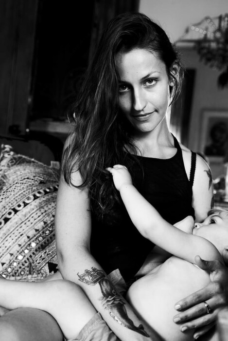 «Life after birth»: Δυνατές εικόνες από το αληθινό, δύσκολο και μοναδικό ταξίδι μετά τον τοκετό